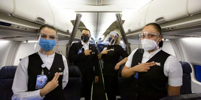 Logran sobrecargos de Aeroméxico 1.9% de alza salarial en medio de turbulencias 